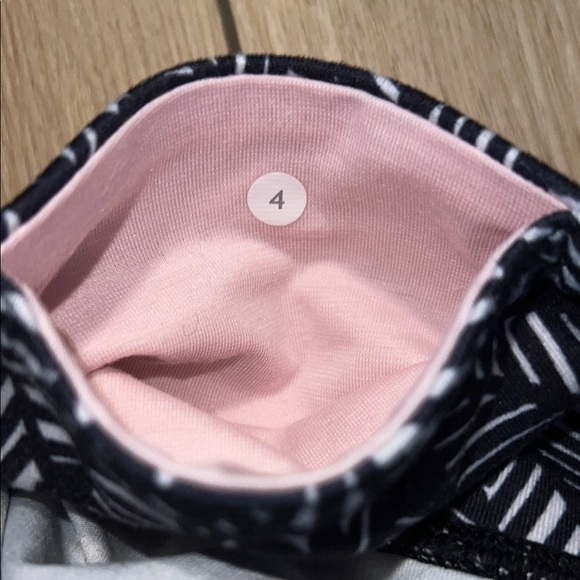 EUC - Lululemon Wunder Under Black and White Athletic Casual Banana Leaf Legging - Picture 6 of 8